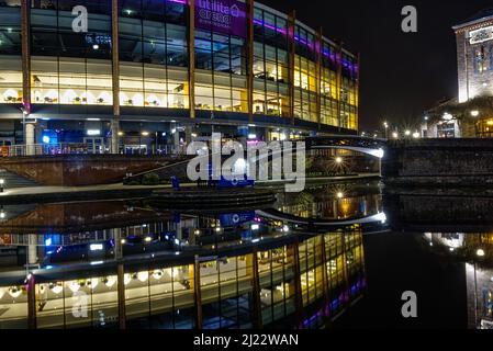 Birmingham Arena riflette in gas Street Basin Canal, Birmingham Regno Unito Foto Stock