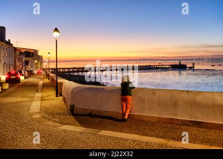 Il tradizionale villaggio di pescatori di Alcochete, che si estende lungo il fiume Tago e di fronte a Lisbona. Portogallo Foto Stock