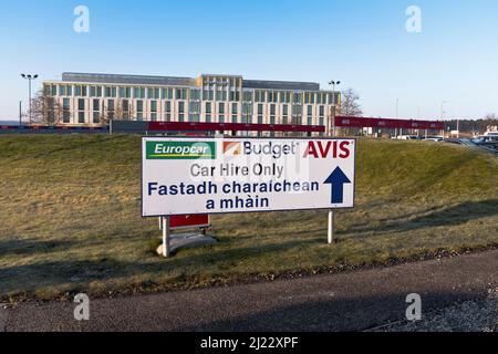 dh Courtyard by Marriott AIRPORT INVERNESS SHIRE Scottish Airport autonoleggio segno bilingue Scozia gaelico lingua Foto Stock