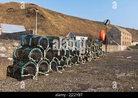 dh Fishermans creels DUNBEATH SUTHERLAND Pesce aragosta pescatore pesca granchio pentole sul molo del porto molo creel scozia Foto Stock