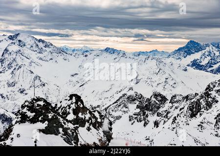 Giornata di sole e neve nella stazione sciistica delle alpi svizzere delle Vallee, Svizzera Foto Stock