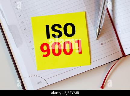 Scrittura concettuale a mano con ISO 9001. Testo fotografico aziendale progettato per aiutare le organizzazioni a soddisfare le esigenze dei clienti dispositivi smartphone insi Foto Stock