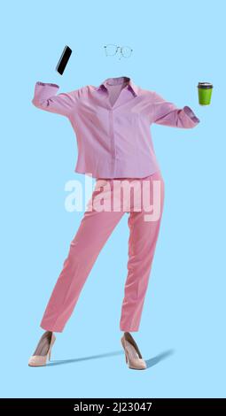 Ritratto di donna invisibile indossando moderno business stile rosa vestito e occhiali utilizzando il telefono su sfondo blu. Concetto di moda, stile Foto Stock