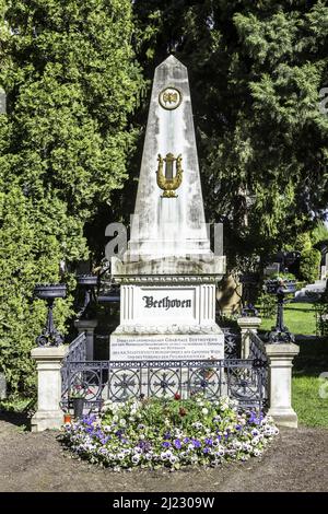 Vienna, Austria - 26 aprile 2015: Ultimo luogo di riposo del compositore Ludwig van Beethoven grave al cimitero centrale di Vienna. Foto Stock