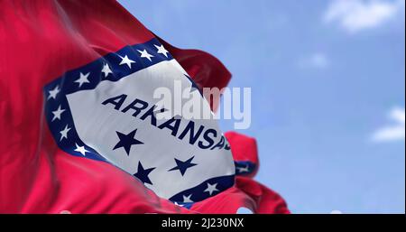 La bandiera di stato dell'Arkansas che sventola nel vento. Democrazia e indipendenza. Stato americano. Foto Stock