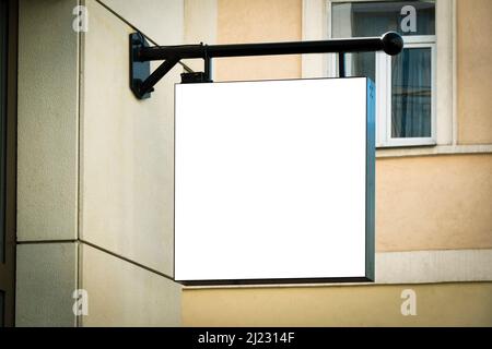 Mock up. Segnaletica rettangolare bianca vuota sulle pareti dell'edificio di architettura classica della città europea Foto Stock