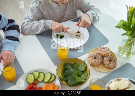 Primo piano di una scena colazione. Vista dall'alto Foto Stock