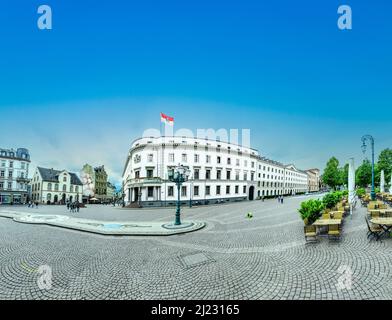 Wiesbaden, Germania - 21 giugno 2015: Persone alla fermata dell'autobus di fronte al vecchio municipio di Wiesbaden, Germania. Il municipio è stato distrutto nel WW 2 ma re Foto Stock