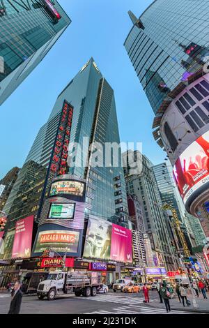 New York, USA - 21 ottobre 2015: La gente si unisce a Time Square, con i teatri di Broadway e un enorme numero di insegne a LED. Foto Stock