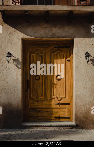 Porta gialla in vecchia casa con luce del tramonto Foto Stock