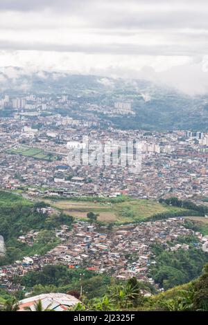 Vista della città di Pereira-Colombia dalla cima della montagna. Area urbana confinante con il comune di dosquebradas e pereira in vista del ne Foto Stock