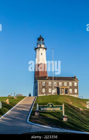Montauk, USA - 26 ottobre 2015: Onde dell'oceano Atlantico sulla spiaggia a Montauk Point Light, Lighthouse, Long Island, New York, Contea di Suffolk Foto Stock