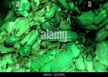 Green Dioptase, Emerald Quartz, minerale grezzo sul muro, concetto di eminerazione Foto Stock