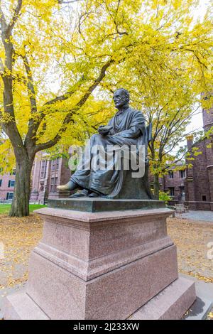 New Haven, USA - 28 ottobre 2015: Statua di Theodore Dwight Woolsey e Phelps Hall nel campus della Yale University in un pomeriggio soleggiato. Yale University i Foto Stock