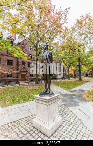 New Haven, USA - 28 ottobre 2015: Statua nathan Hale (eroe della rivoluzione americana) nel cortile principale di Yale Univercity. Foto Stock