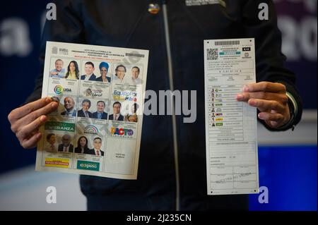 Il registro nazionale dello Stato civile presenta le schede elettorali per le elezioni presidenziali del 2022 presentate dal cancelliere nazionale Alexander Vega, a Bogotà, Colombia, 29 marzo 2022. Foto di: Sebastian Barros/Long Visual Press Foto Stock