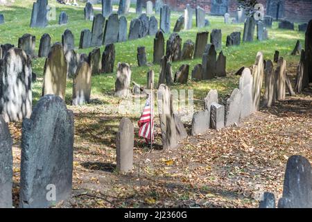 Boston, USA - 12 settembre 2017: File di lapidi sotto un albero al suolo di sepoltura di Granary. Divenne un cimitero nel 1660, il terzo più antico della città Foto Stock