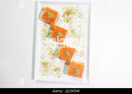 Dessert tradizionale arabo - un vassoio con una varietà di dolci - torte creative e deliziose mediorientali - cucina araba Foto Stock
