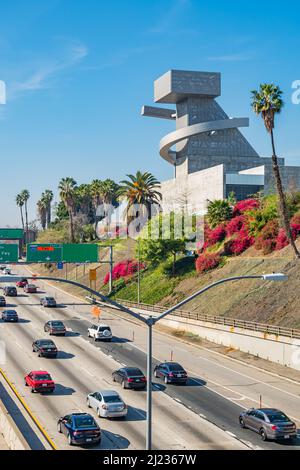 Le automobili si spostano oltre la scuola di arti visive e dello spettacolo di Ramon C. Cortines (nota anche come Grand Arts High School) sull'autostrada 101 a Los Angeles, California, USA Foto Stock