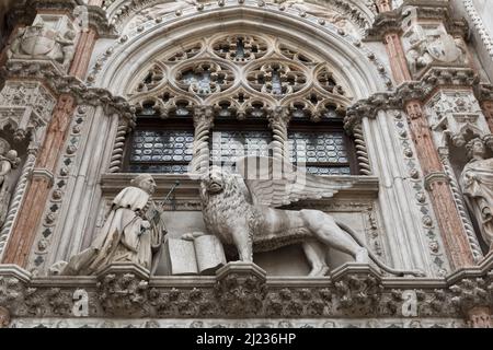 Italia Venezia Palazzo dei Dogi, la porta della carta, costruita tra il 1438 e il 43, particolare di scultura di leone alato di San Marco sulla porta di uscita del Doge Foto Stock