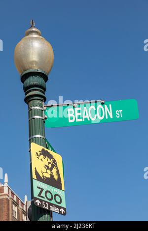 Boston, USA - 12 settembre 2017: Segnaletica stradale Beacon Street e zoo di Boston. Foto Stock