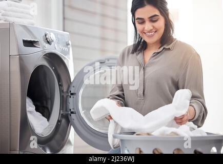 Sembrano buoni quanto nuovi. Shot di una giovane donna che fa il bucato a casa. Foto Stock