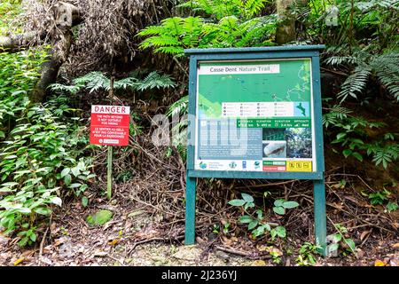 Mahe, Seychelles, 3.05.2021. Scheda informativa turistica del Casse Dent Nature Trail con cartello informativo sul sentiero chiuso nel Parco Nazionale Morne Seychelles. Foto Stock