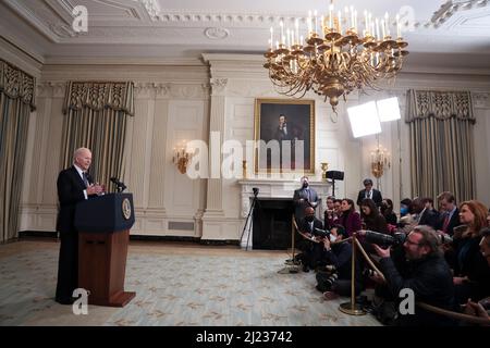 Washington, DC. 14th Feb 2022. Il presidente Joe Biden annuncia il suo Budget for Fiscal Year 2023, che ridurrà i deficit di oltre $1 trilioni nel prossimo decennio, farà progredire la sicurezza in patria e in tutto il mondo, e farà gli investimenti necessari per costruire un’America migliore a Washington, DC, il 14 febbraio 2022. Credit: Oliver Contreras/Pool via CNP/dpa/Alamy Live News Foto Stock