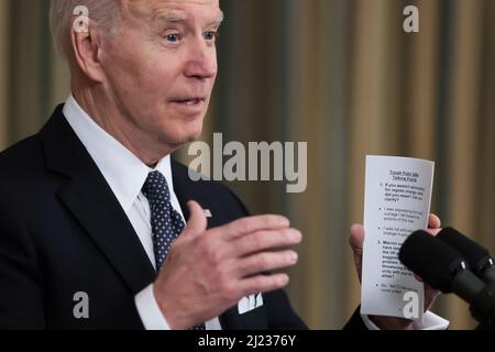 Washington, DC. 14th Feb 2022. Il presidente Joe Biden annuncia il suo Budget for Fiscal Year 2023, che ridurrà i deficit di oltre $1 trilioni nel prossimo decennio, farà progredire la sicurezza in patria e in tutto il mondo, e farà gli investimenti necessari per costruire un’America migliore a Washington, DC, il 14 febbraio 2022. Credit: Oliver Contreras/Pool via CNP/dpa/Alamy Live News Foto Stock