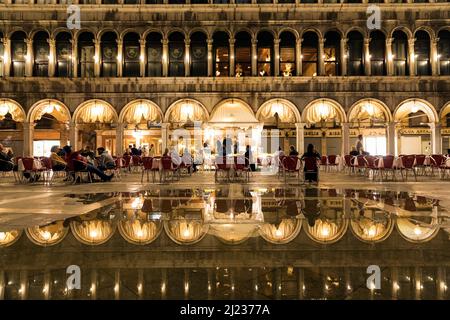 Italia,Venezia,Piazza San Marco, Procuratie nuove, riflessione notturna Foto Stock