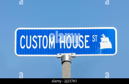 PORTLAND, USA - SEP 15, 2017: Street Sign Custom house in Portland, Maine, USA. Foto Stock