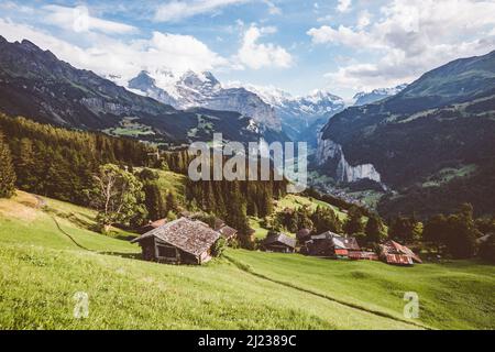 Dintorni panoramici vicino al resort Wengen. Scena fantastica. Famosa attrazione turistica. Ubicazione Place Swiss alp, Valle Lauterbrunnen, Berna Foto Stock