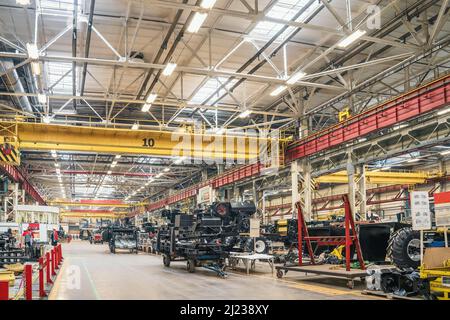 Produzione e assemblaggio moderni e automatizzati di macchinari industriali. Grande officina in fabbrica. Foto Stock