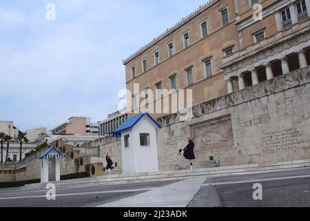 Parlamento greco e guardia presidenziale (chiamata Evzones) di fronte alla tomba del Milite Ignoto in Piazza Syntagma nel centro della città di Atene Foto Stock