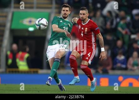 Craig Cathcart (a sinistra) dell'Irlanda del Nord e Zsolt Nagy dell'Ungheria combattono per la palla durante la partita internazionale amichevole al Windsor Park di Belfast. Data foto: Martedì 29 marzo 2022. Foto Stock