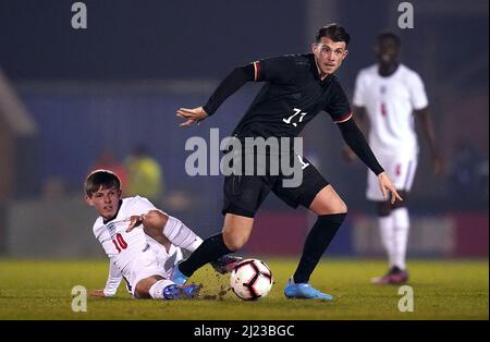 Il Lazar Samardzic tedesco passa il Leighton Clarkson inglese durante la partita Under 20 Elite League al JobServe Community Stadium di Colchester. Data foto: Martedì 29 marzo 2022. Foto Stock