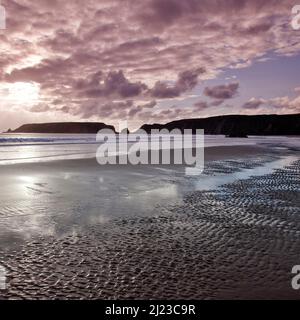 Tramonto in tarda estate nella località costiera e spiaggia a marloes sands Pembrokeshire Coast National Park South west wales uk Foto Stock