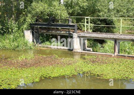 Wehr - Fränkische Rezat / Weir - Franconian Rezat / Foto Stock