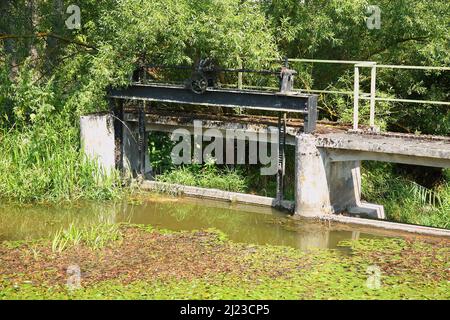 Wehr - Fränkische Rezat / Weir - Franconian Rezat / Foto Stock