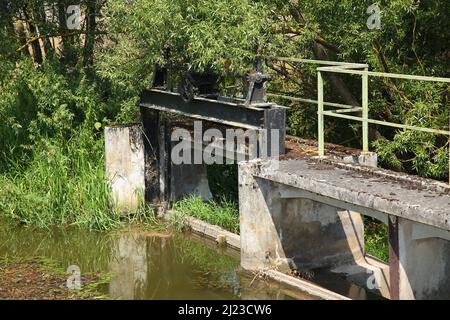 Wehr - Fränkische Rezat / Weir - Franconian Rezat / Foto Stock