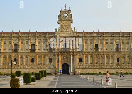 Convento di San Marcos - edificio storico con facciata in stile rinascimentale convertito in hotel di lusso, situato a Leon Spagna. Foto Stock