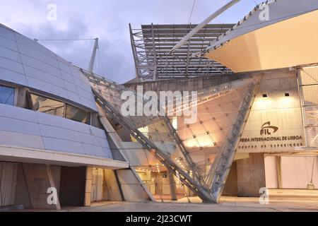 Feira Internacional de Lisboa, l'esterno dell'edificio del Centro Congressi ed Esposizioni al tramonto, situato nel quartiere Parque das Nacoes di Lisbona, Portogallo. Foto Stock