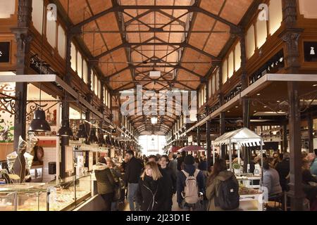 Mercado de San Miguel - passaggio al mercato coperto con tapas bar e ristoranti, situato nel centro di Madrid, Spagna. Foto Stock