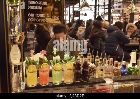 Ristorante bar al San Miguel Market nel centro di Madrid, Spagna. Foto Stock