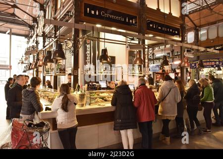 Mercado de San Miguel (mercato di San Michele) persone al tapas bar nel centro di Madrid, Spagna. Foto Stock