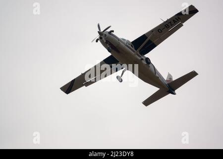 Cessna 208B Grand Caravan aereo leggero che vola direttamente in salita dal decollo Foto Stock