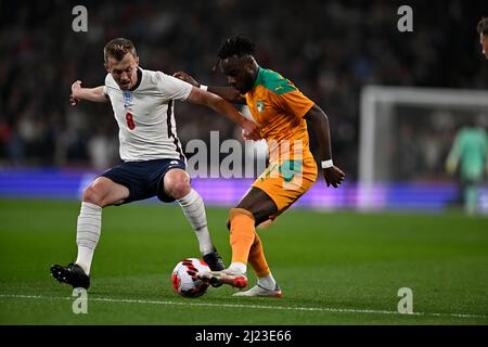 Londra, Regno Unito. 29th Mar 2022. James Ward-Prowse (Inghilterra) e Maxwel Cornet (Costa d'Avorio) durante la partita internazionale amichevole tra Inghilterra e Costa d'Avorio al Wembley Stadium il 29th 2022 marzo a Londra, Inghilterra. (Foto di Garry Bowden/phcimages.com) Credit: PHC Images/Alamy Live News Foto Stock