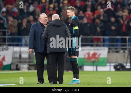 Cardiff, Galles, Regno Unito. 29th Mar 2022. Il portiere del Galles Wayne Hennessey (a destra) è riconosciuto in occasione del suo tetto del 100th dall'ex portiere del Galles Neville Southall (a sinistra) durante la amichevole internazionale tra il Galles e la Repubblica Ceca in aiuto dell'appello umanitario dell'Ucraina al Cardiff City Stadium. Credit: Mark Hawkins/Alamy Live News Foto Stock