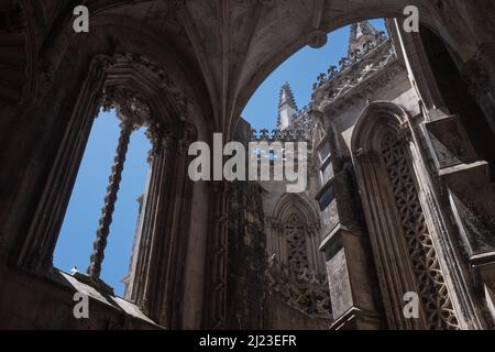 Dettagli architettonici all'interno del monastero di Batalha, convento domenicano in Portogallo Foto Stock