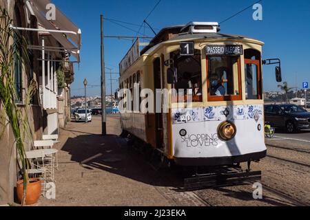Vecchio storico no. 1 tram Passeio Alegre a Porto Portogallo sulla strada Foto Stock